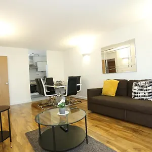 Lovely View 2 Beds 2 Bath Apartment, London